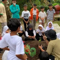 Siswa SD Kalicacing 02 Salatiga ramai-ramai berkunjung ke KPTT Salatiga: Fieldtrip dan Overplanting!